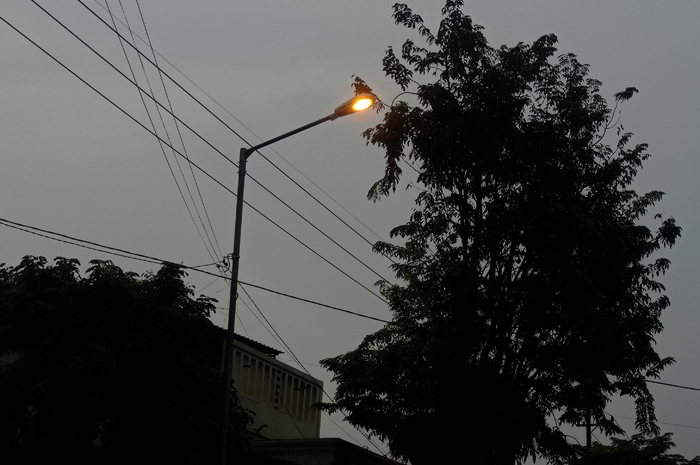 MENYALA: PJU di jalan kabupaten ruas Jl Laksda Adisucipto salah satu menggunakan sistem abonemen dengan lampu pijar.