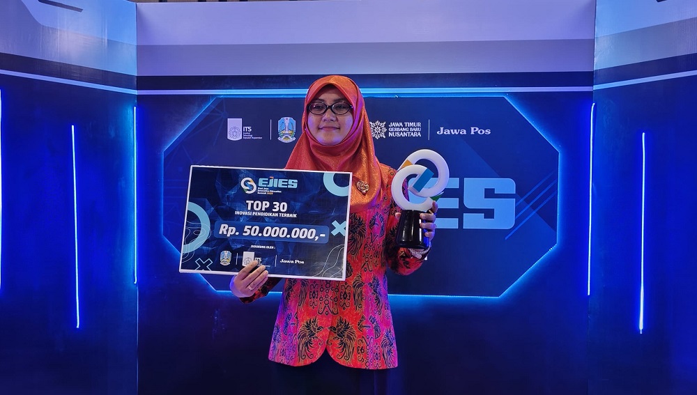 Kepala SMKN 2 Jombang, Amiroh SKom MKom, penerima penghargaan Ttop 30 EJIES 2025.