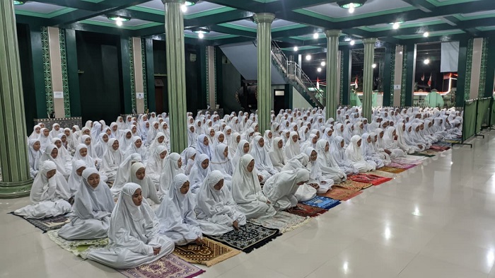 UNTUK KEDAMAIAN: Ribuan santri dari berbagai pondok di Jombang menggelar salat gaib dan doa bersama sejak beberapa hari kemarin.