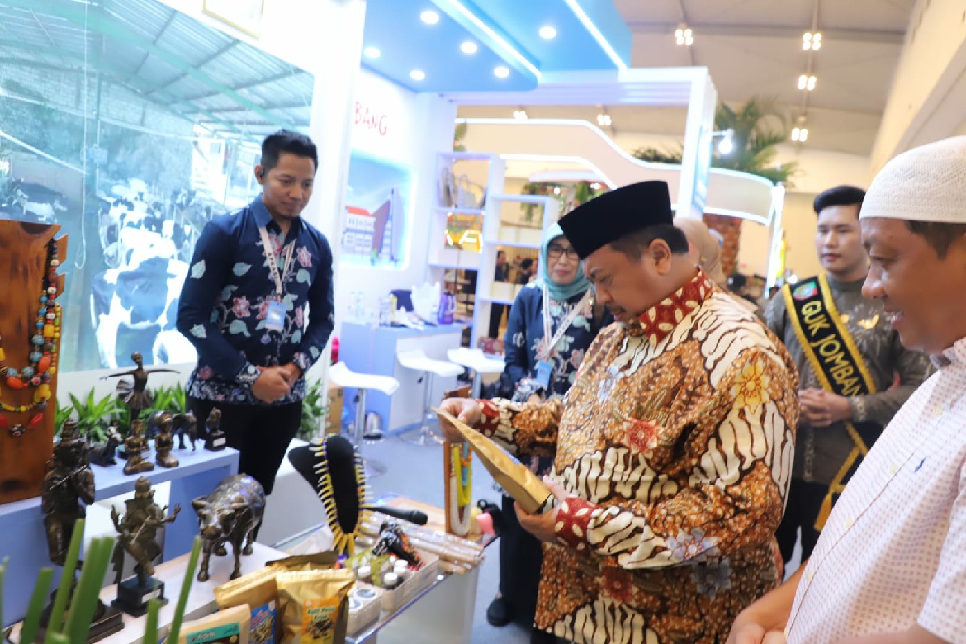 Bupati Jombang Warsubi saat meninjau stand Jombang di event AOE