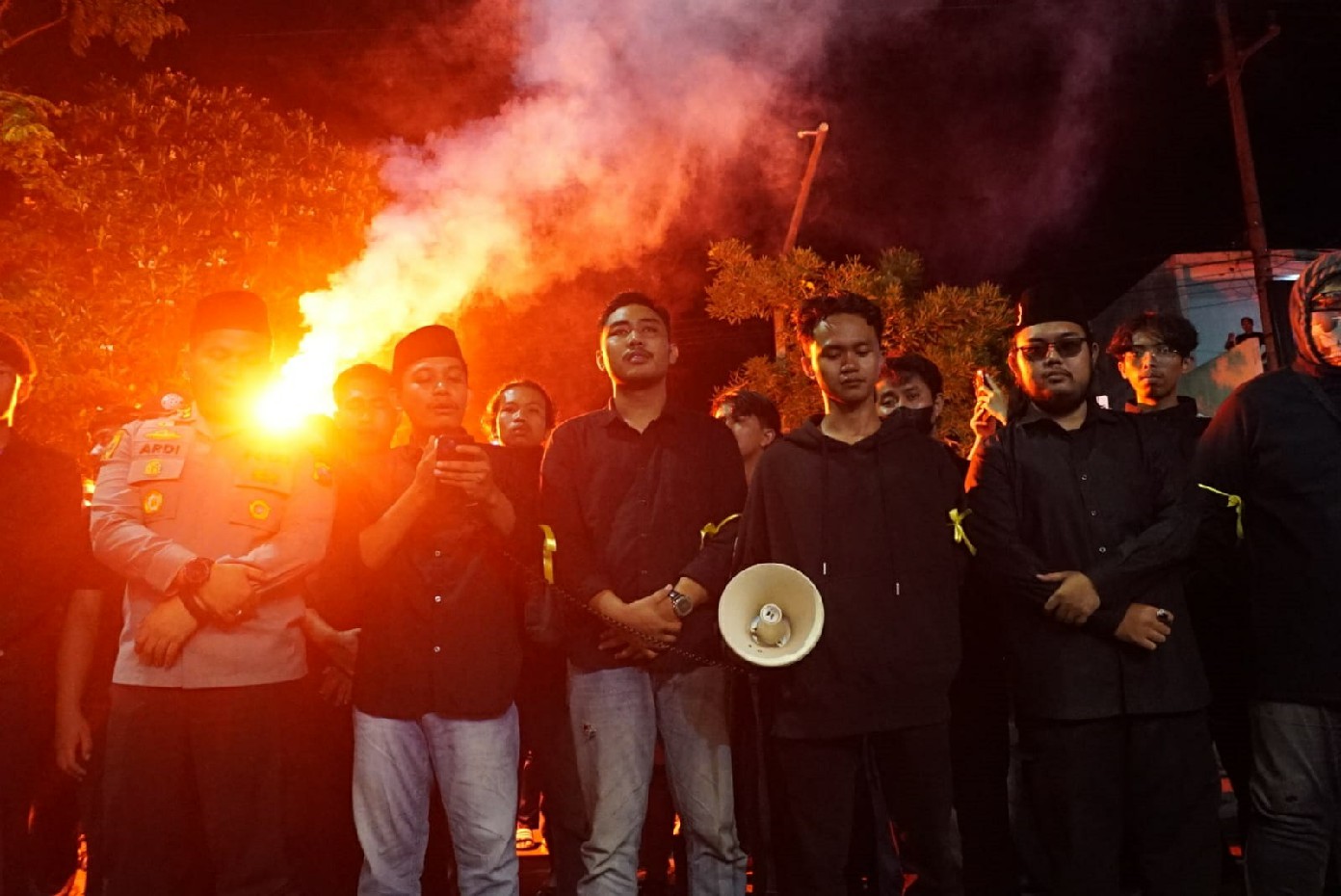 Mahasiswa saat menyampaikan aspirasi mereka di depan Mapolres Jombang Jumat (29/8) malam