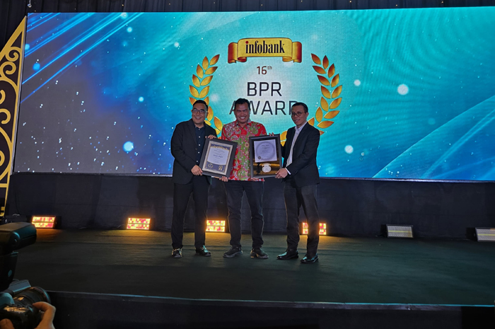 Prestasi membanggakan kembali ditorehkan PT BPR Bank Jombang Perseroda. Dalam ajang 16th Infobank Rural Bank Award 2025 yang digelar di Hotel Indonesia Kempinski, Jakarta, Jumat (29/8) malam.