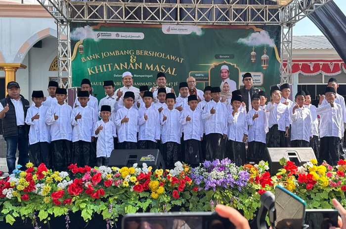 SUKSES: Direktur Utama Bank Jombang Afandi Haris Setyo Nugroho dan jajaran direksi bersama peserta khitan massal, Minggu (31/8).