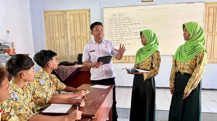 Siswa SMPN 3 Jombang saat sedang belajar dalam kelas