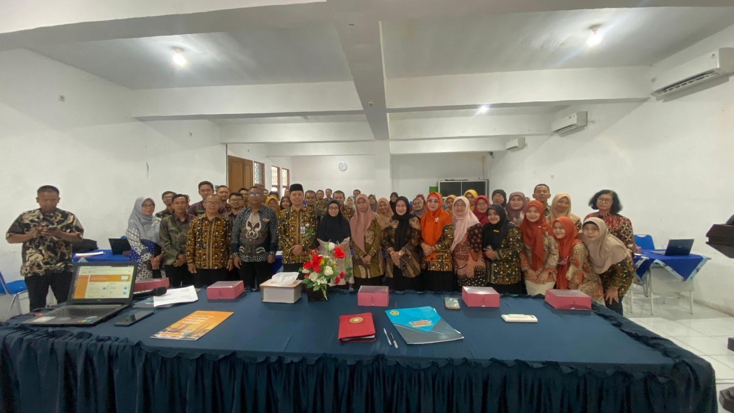 KOMPAK: Tim UPJB foto bersama peserta hibah pengabdian kepada masyarakat (PkM) di SMAN 1 Jombang.