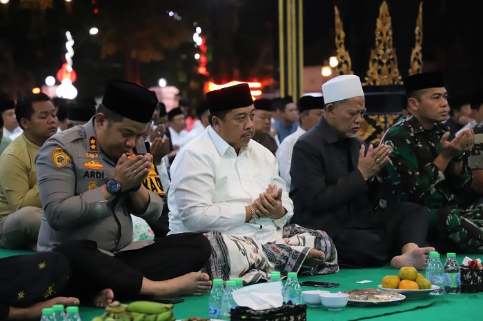 KONDUSIF: Bupati Jombang Warsubi saat menggelar doa bersama lintas elemen di Pendopo Kabupaten, Senin (1/9) malam.