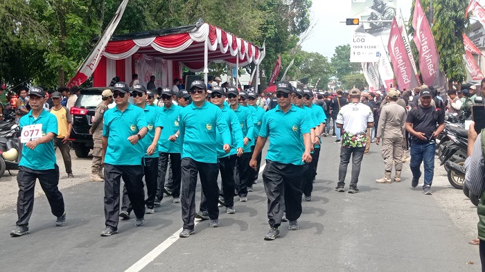 Peserta antusias mengikuti gerak jalan Ngoro - Jombang 2025
