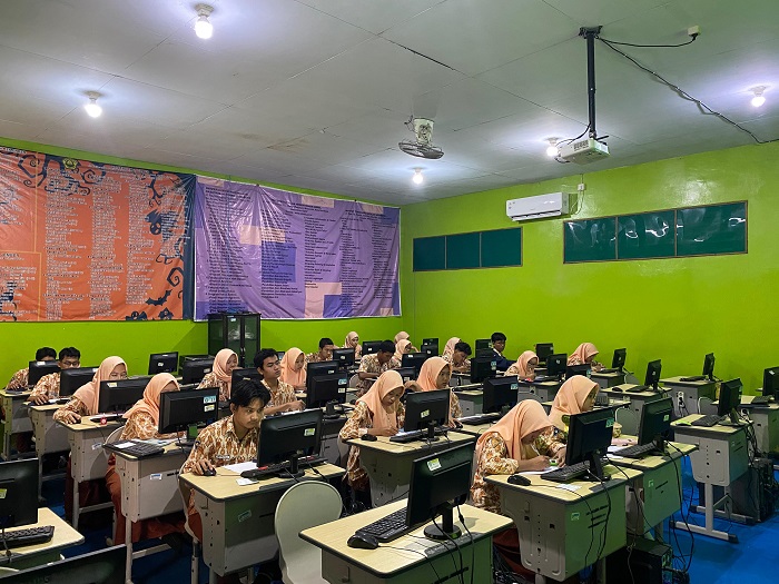 SERIUS: Siswa SMAN Jogoroto saat belajar di lab (16/7).