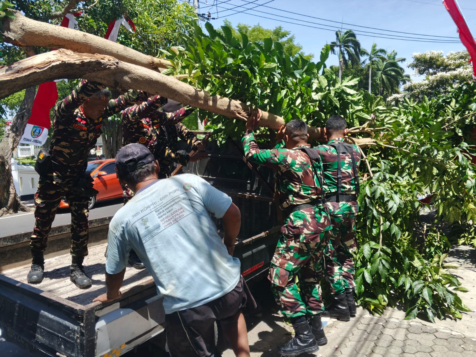 Kondisi mobil yang tertimpa pohon tumbang di Jalan Bupati RAA Soeroadiningrat Jombang, Selasa (2/9) siang.