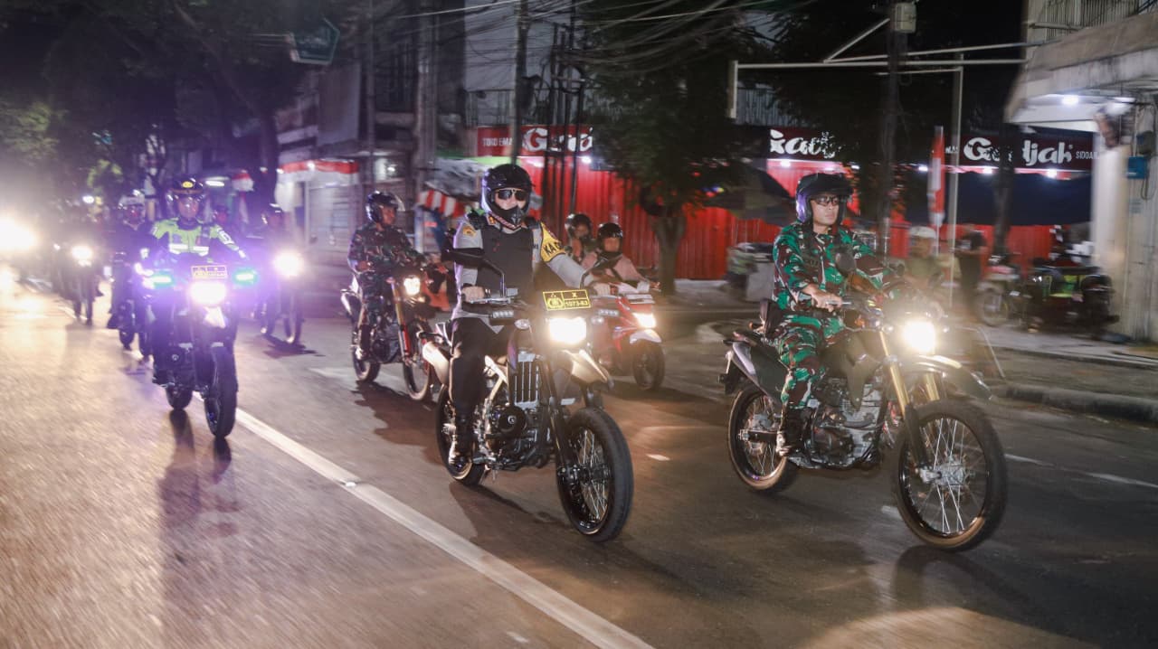 Polres Jombang bersama TNI dan sejumlah instansi terkait menggelar patroli skala besar, Selasa (3/9)