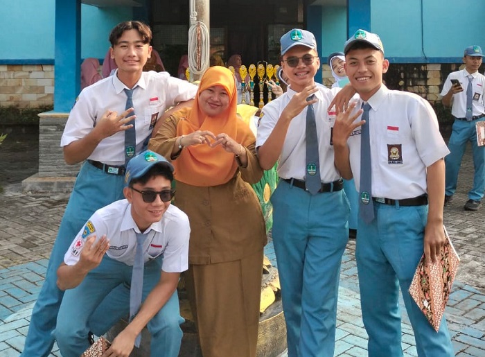 Reny Yunita Sari SPd bersama siswa SMAN 3 Jombang