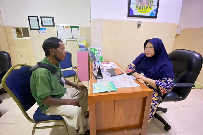 RAMAH: Dokter Spesialis Penyakit Dalam RSUD Jombang, dr Agatha Maharani Sp.PD, saat melakukan evaluasi kepada Reso 52, warga Lamongan.
