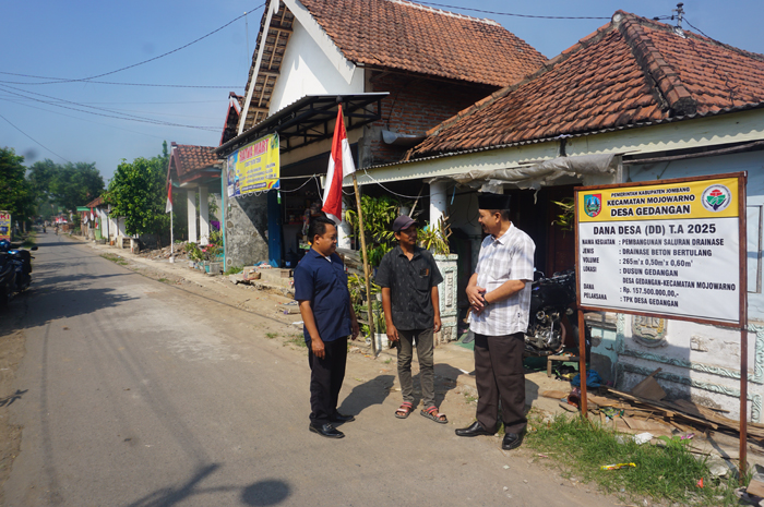 SESUAI ASPIRASI WARGA: Kepala Desa Gedangan Sukarno (paling kanan) bersama Ketua TPK Desa Gedangan Matsun dan Pendamping Desa Zaenal Arifin saat meninjau lokasi pembangunan.