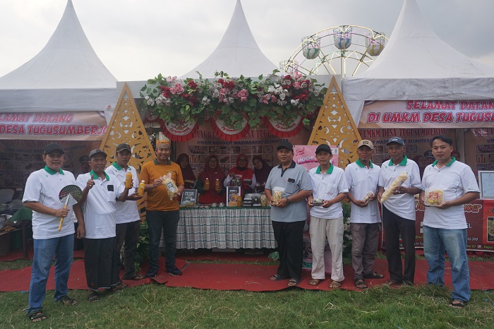 SUKSES: Sekretaris Desa Tugusumberjo Bayu Hari Satriyo mendampingi Camat Peterongan Mohammad Eryk Arif saat memamerkan produk UMKM Desa Tugusumberjo di stan Peterongan Festival 2025.