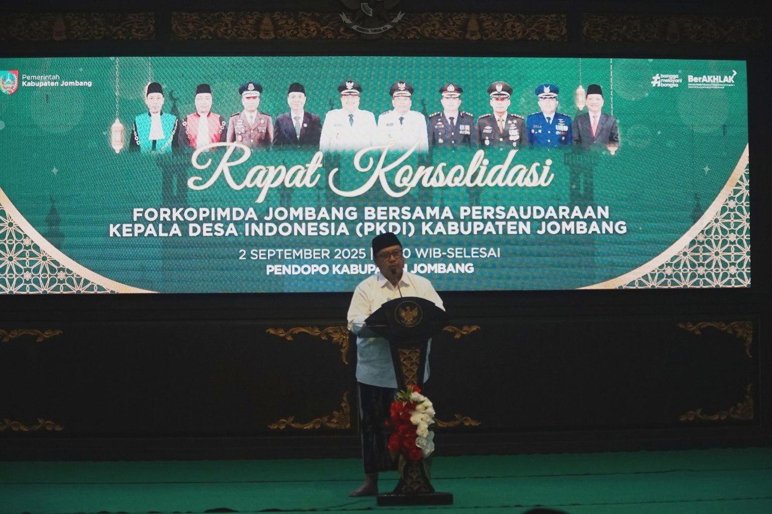 BERI WEJANGAN: Bupati Jombang Warsubi bertemu kepala desa di Pendopo Kabupaten, Selasa (2/9) malam.