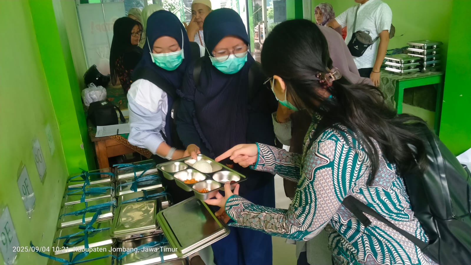 petugas puskesmas Jabon meninjau pemberian MBG di SMPN 1 Jombang
