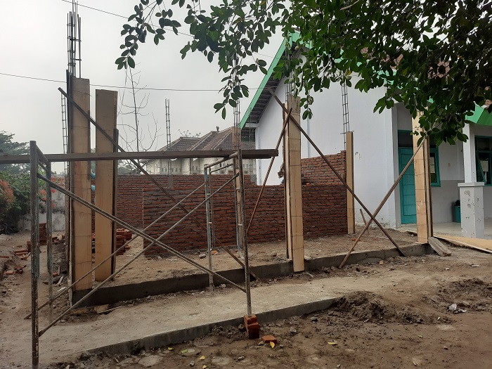 SWAKELOLA: Kegiatan revitalisasi di SDN Bugasurkedaleman 2 Kecamatan Gudo dimulai dengan pembangunan ruang UKS, kemarin.
