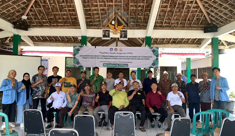 KOMPAK: Tim dosen UNHASY Tebuireng memberikan pelatihan penerapan teknologi smart farming kepada petani Desa Sumbersari, Kecamatan Megaluh, Rabu (3/9/2025).