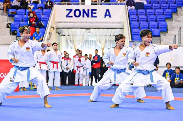 HEBAT: Karateka Jombang saat bertanding di Brunei Darssalam pada 17-19 Juni 2025. Ketiganya kini bertanding di Cina.  &nbsp;