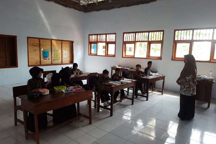 SEMANGAT: Guru PPPK SDN Mojongapit 3 saat mengajar di kelas.  &nbsp;