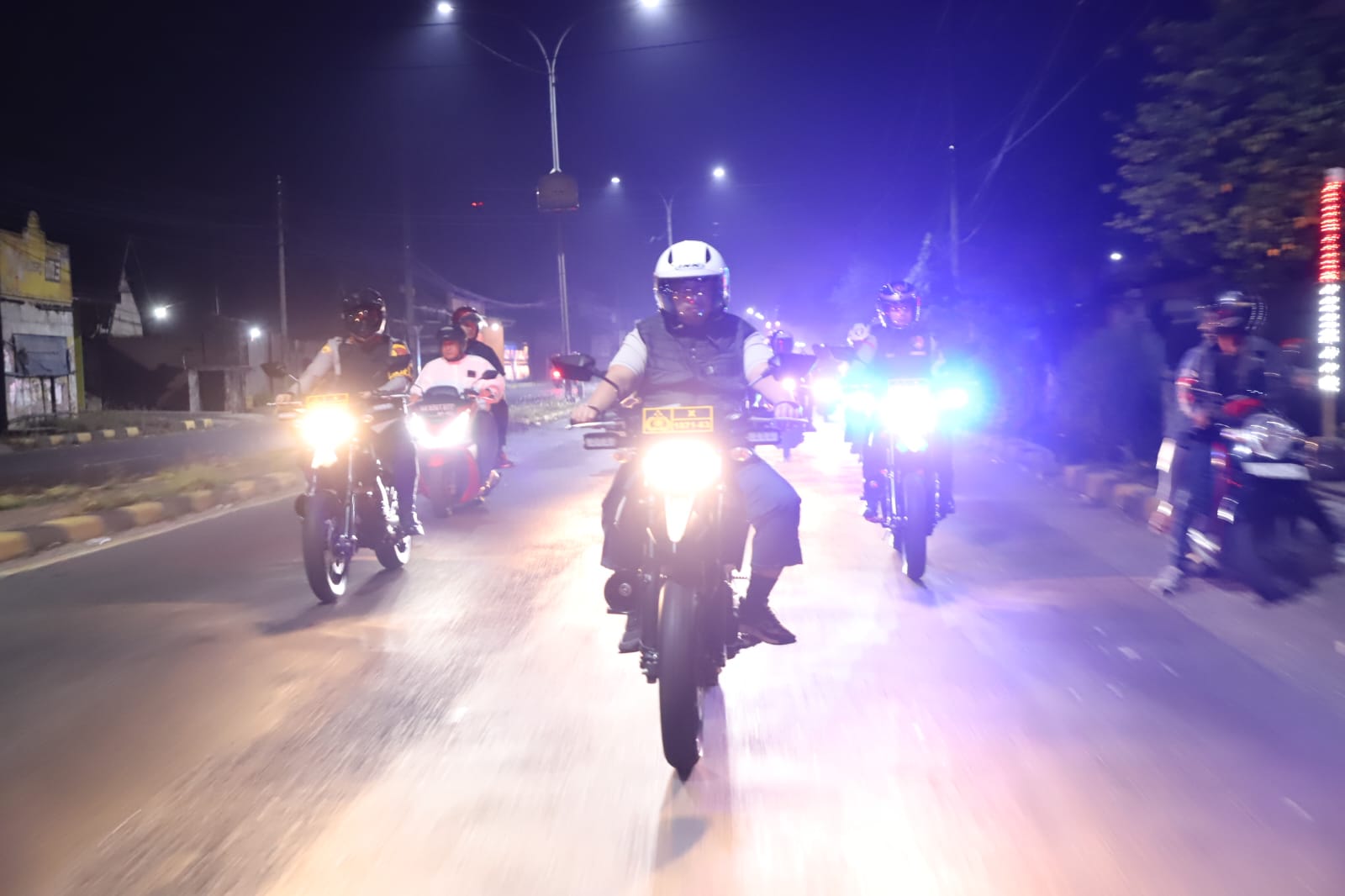 Bupati Jombang Warsubi bersama Kapolres Jombang AKBP Ardi Kurniawan memimpin patroli skala besar (Harkamtibmas) di wilayah Kabupaten Jombang, Sabtu malam (6/9).