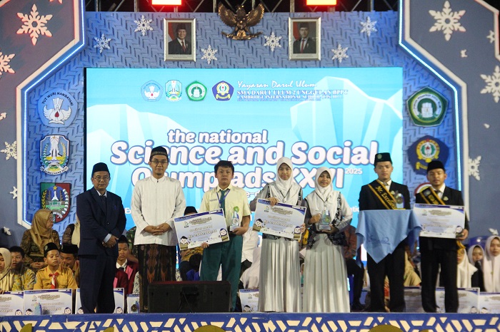 DR. KH. M. Afifuddin Dimyathi, LC. MA Koordinator Bidang Pendidikan menyerahkan piagam penghargaan dan kepada juara