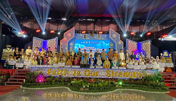 SUKSES: Kepala SMA Darul Ulum 2 Unggulan BPPT Jombang Mashudi SS SPd MPd mendampingi jajaran MPPDU, tamu undangan dan seluruh finalis SSO ke-25 saat closing ceremony, Minggu (7/9).
