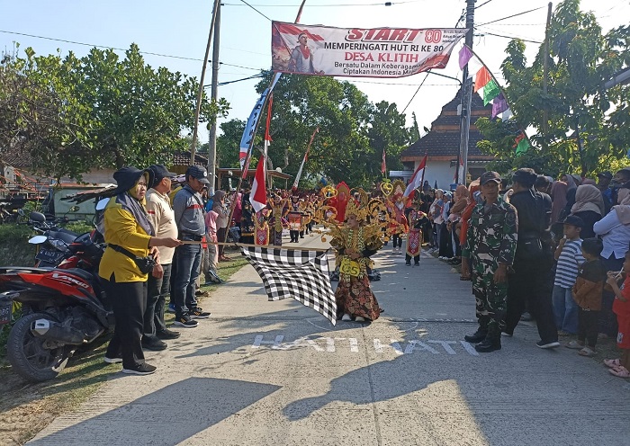 MERIAH: Kepala Desa Klitih Siti Ro&rsquo;aini bersama segenap tamu undangan saat memberangkatkan peserta karnaval desa dari garis start di Dusun Pojok, Sabtu (30/8) pagi.