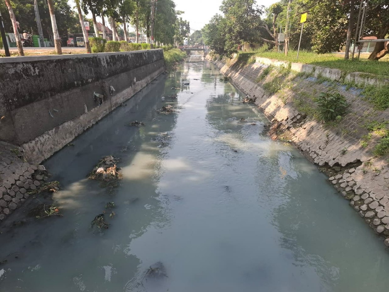 Kondisi sekunder Gude Ploso Jombang yang alirannya kecil, berwarna putih dan berbau menyengat