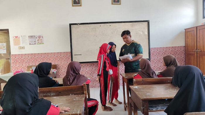 AKTIF: Angga Sukma Jati, guru honorer SDN Kepuhkajang 2 Kecamatan Perak saat mengajar dalam kelas.  &nbsp;