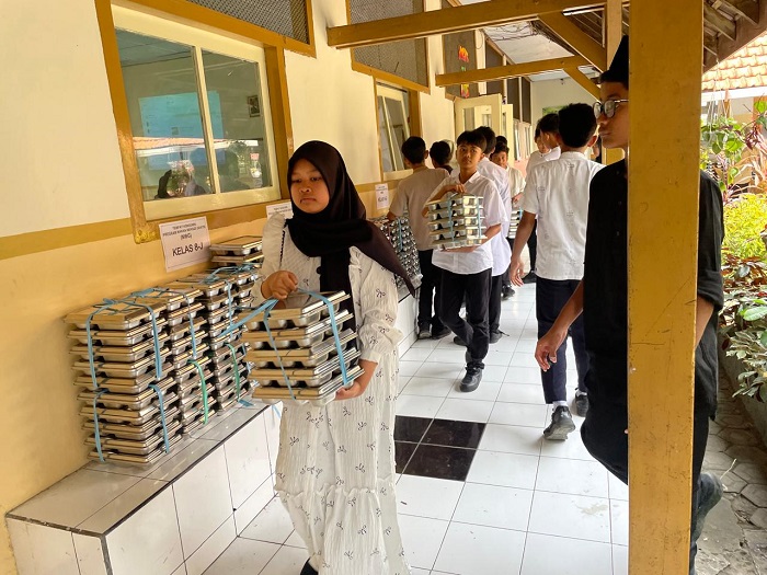SPPG Kepatihan menyalurkan menu MBG untuk siswa