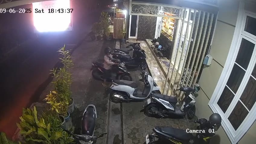 Aksi Komplotan Pencuri Motor di Klinik Jombang Terekam CCTV