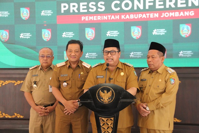 Bupati Jombang Warsubi  dalam konferensi pers didampingi Wakil Bupati Salmanudin, Sekdakab Agus Purnomo, dan Kepala BKPSDM Bambang Suntowo.