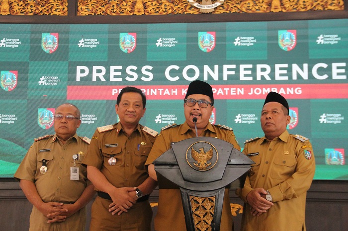 Bupati Jombang Warsubi  dalam konferensi pers didampingi Wakil Bupati Salmanudin, Sekdakab Agus Purnomo, dan Kepala BKPSDM Bambang Suntowo.