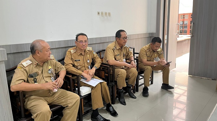 ANTRE: Sejumlah Kepala OPD di lingkup Pemkab Jombang antre mengikuti job fit di ruang Swagata Pendopo Kabupaten, Senin (8/9).  &nbsp;