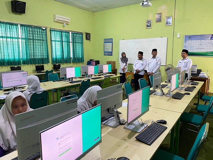 ANTUSIAS: Kepala MAN 4 Jombang, H Moh Ilyas Lc MM.Pd bersama Kasi Pendma Kantor Kemenag Jombang, Nur Khojin MPdI, memantau pelaksanaan OMI, kemarin (9/9).