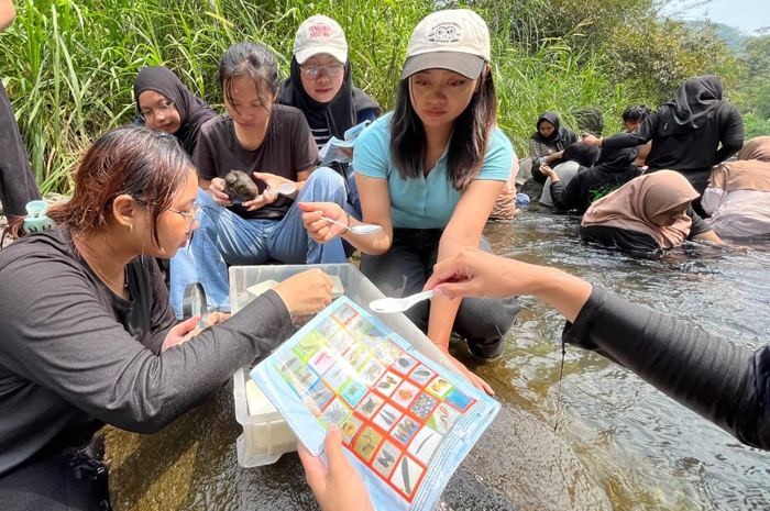 BERSIH: Sejumlah mahasiswa saat melakukan penelitian pemantauan kualitas air sungai Boro di Dusun Mendiro, Desa Panglungan, Kecamatan Wonosalam.