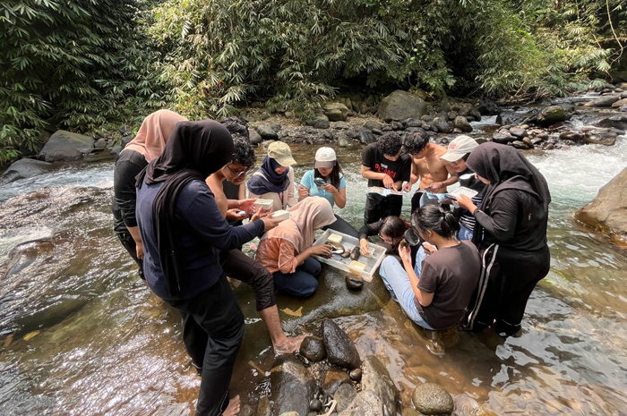 BERSIH: Sejumlah mahasiswa saat melakukan penelitian pemantauan kualitas air sungai Boro di Dusun Mendiro, Desa Panglungan, Kecamatan Wonosalam