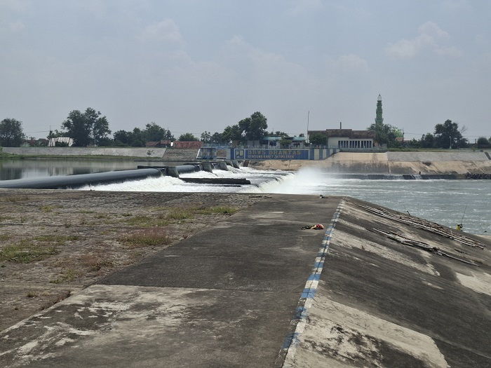 &nbsp;  TUMPUAN IRIGASI: Bendung Karet Jatimlerek di Desa Jatimlerek, Kecamatan Plandaan bakal diubah menjadi bendung gerak (10/9).  &nbsp;