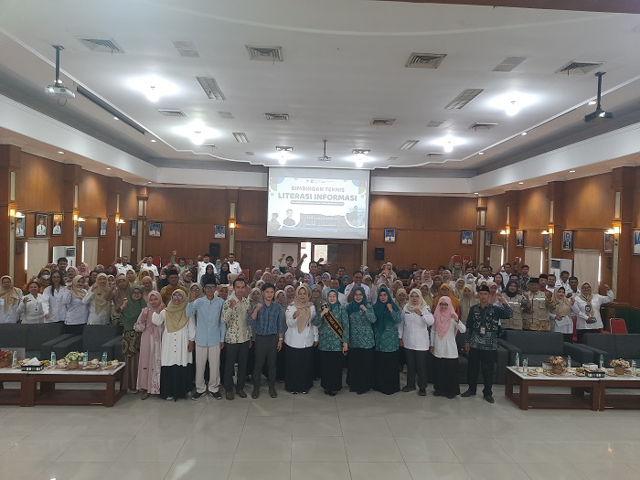 KOMPAK: Bunda literasi Yuliati Nugrahani Warsubi dengan seluruh peserta