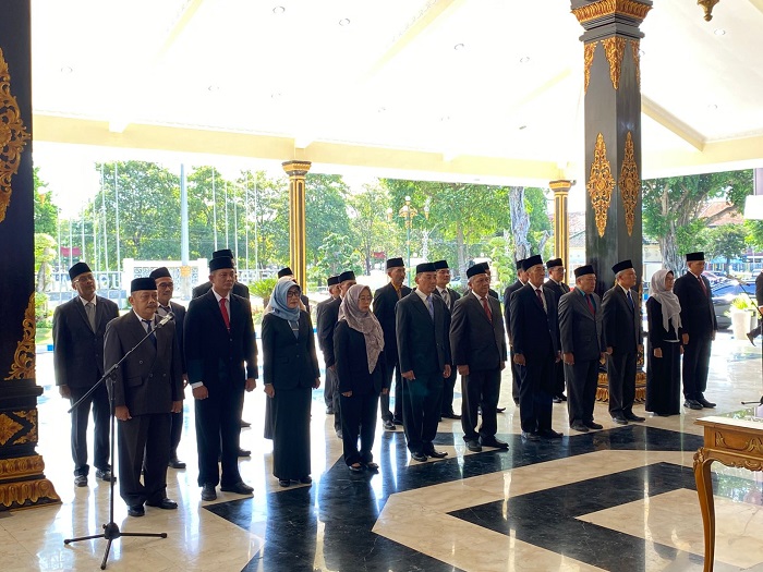 Jajaran pejabat eselon II B yang dimutasi Bupati Jombang Warsubi di Pendopo Kabupaten Jombang, Kamis (11/9).