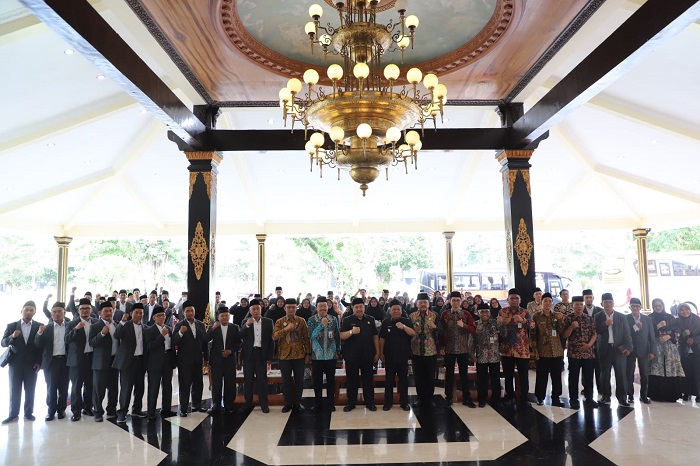 KOMPAK: Bupati Jombang Warsubi bersama peserta dan pembina kafilah MTQ di Pendopo Kabupaten Jombang, Kamis (11/9).  &nbsp;