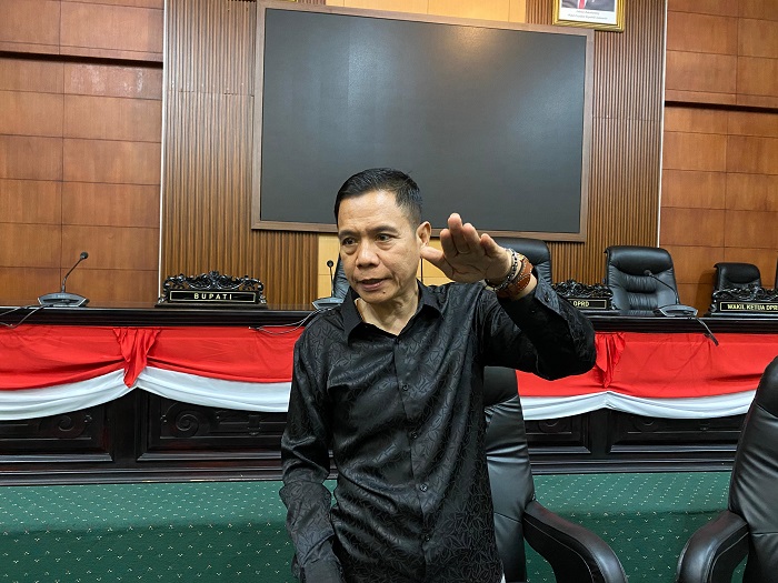 BERI PENJELASAN: Ketua DPRD Jombang Hadi Atmaji saat memberikan penjelasan kepada wartawan, Kamis (11/9).  &nbsp;