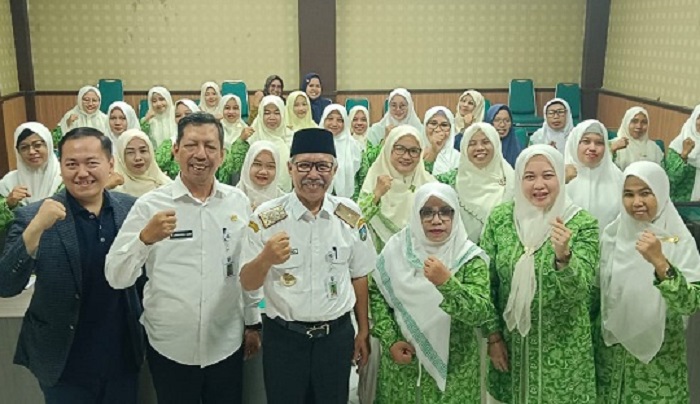 SUKSES: Sekretaris Dinkop UM Jombang Gatut Wijaya (pakai peci) bersama peserta pelatihan, Rabu (10/9).
