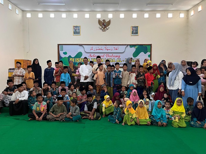 TELADAN: Wakil Ketua DPRD Jombang, HM Syarif Hidayatullah ST MMT (Gus Sentot), memperingati maulid Nabi dengan menggelar santunan di panti asuhan Al Hasan di Watugaluh Diwek, (4/9).  &nbsp;  &nbsp;