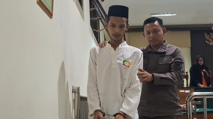 Achmad Zulkifli alias Kipli, 20, pria yang meracuni balita asal Mojoagung Jombang hingga tewas menjalani sidang putusan Kamis (11/8).