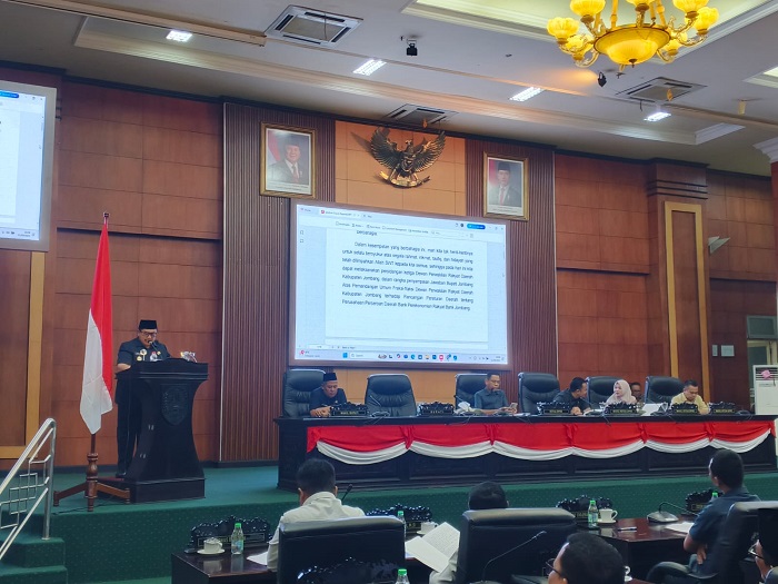 FOTO: AZMY ENDIYANA Z/JAWA POS RADAR JOMBANG  &lrm;SERIUS: Bupati Warsubi dan pimpinan DPRD saat rapat paripurna pembahasan Raperda Perseroda BPR Bank Jombang, kemarin.  &lrm;