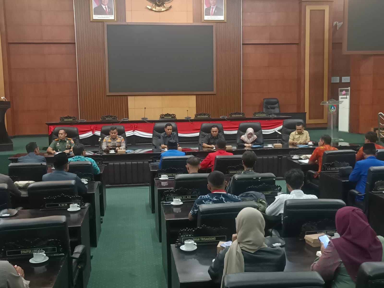 Sejumlah organisasi mahasiswa ekstra kampus (Omek) yang tergabung dalam Cipayung Plus Jombang menggelar audiensi dengan DPRD Kabupaten Jombang di ruang rapat paripurna DPRD Jombang, Kamis (11/9).