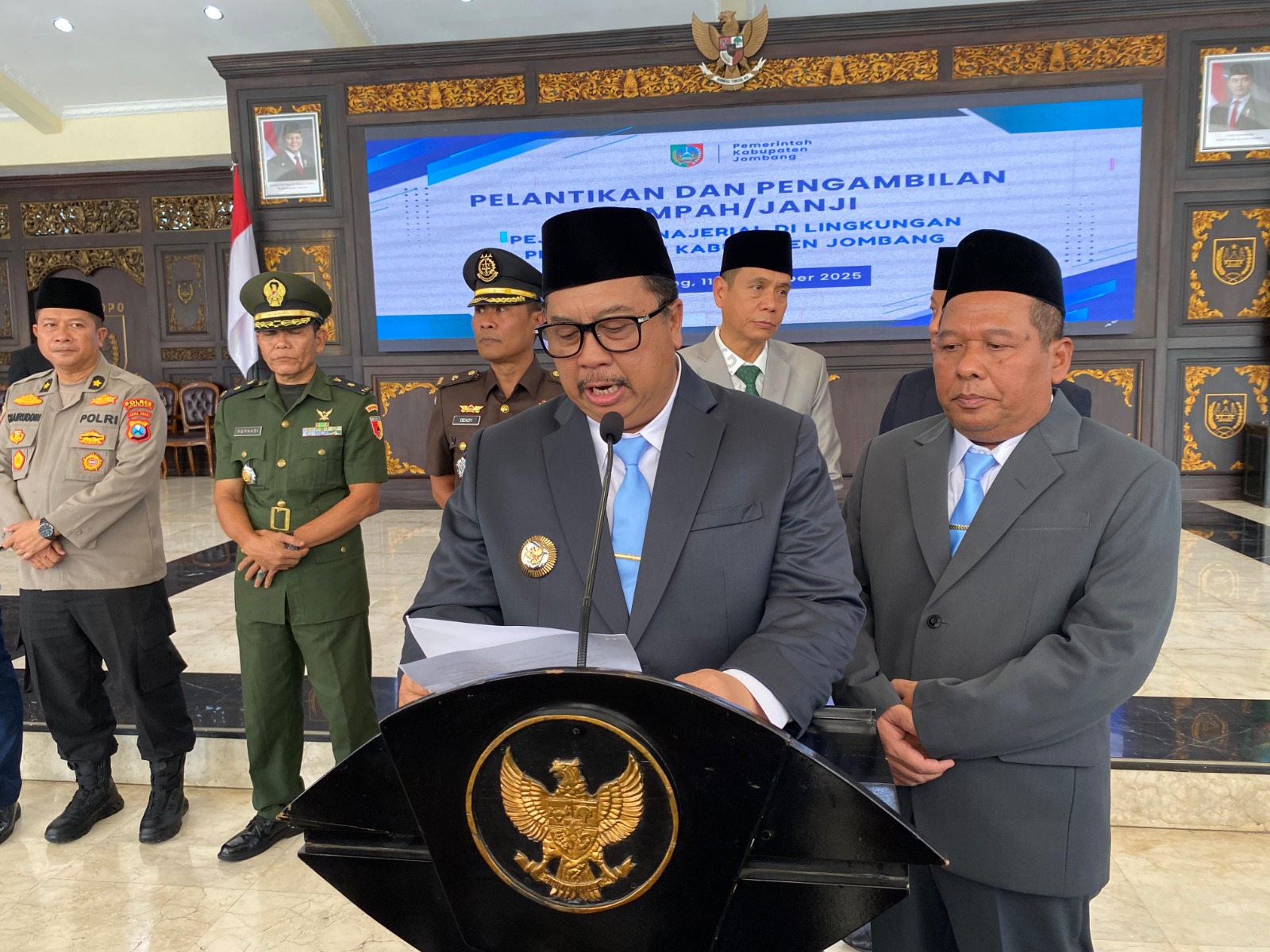 Bupati Jombang Warsubi saat memberikan keterangan kepada Jawa Pos Radar Jombang, Kamis (11/9)