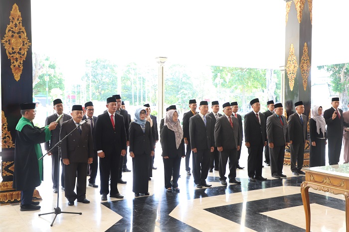 DILANTIK: Bupati Jombang melukan pelantikan dan pengambilan sumpah jabatan di lingkup Pemkab Jombang, (11/9).